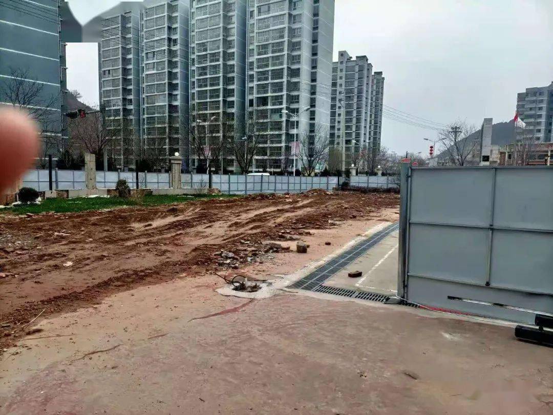 延迟石油有钱肆意：几十万元的新铺塑胶操天博官方网站场用了俩月就完全拆除！(图3)