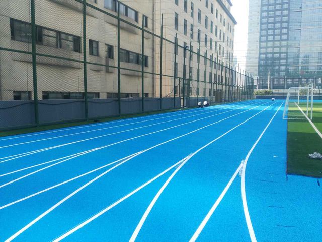 全塑型塑胶跑道厂家丨全塑型塑胶跑道与透气有何区别？